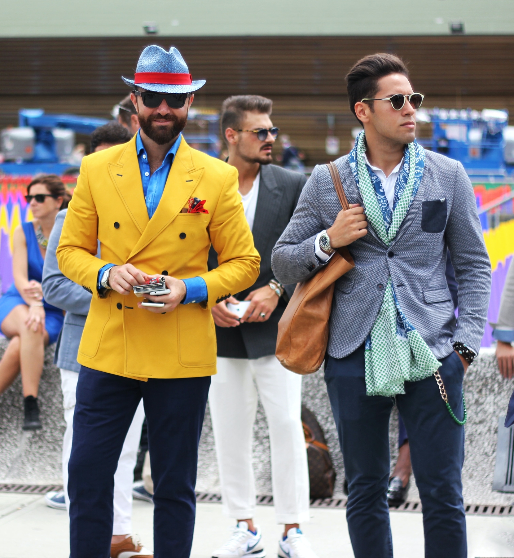 muži vo farebnom elegantnom oblečení